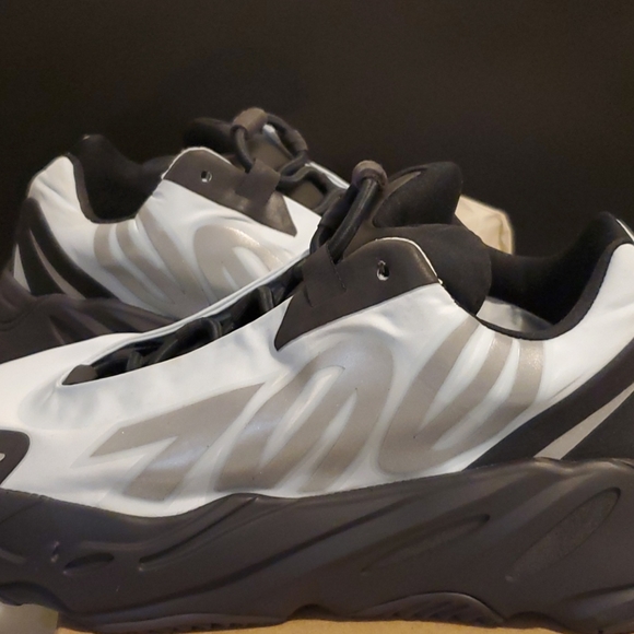 700 MNVN ADIDAS YEEZY BOOST US 7.5/UK 7 - Picture 9 of 10